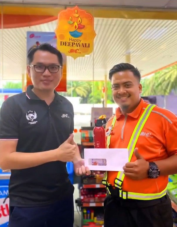 Xe máy bốc cháy khiến gia đình hoảng loạn, nhân viên trạm xăng làm 1 việc, clip viral 90 triệu lượt xem- Ảnh 3. Xe máy bốc cháy khiến gia đình hoảng loạn, nhân viên trạm xăng làm 1 việc, clip viral 90 triệu lượt xem- Ảnh 3.