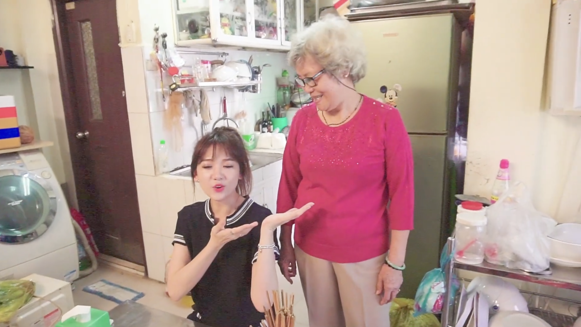 Hari Won từ hồi trẻ đến khi làm vợ Trấn Thành chỉ si mê món rẻ bèo này- Ảnh 2. Hari Won từ hồi trẻ đến khi làm vợ Trấn Thành chỉ si mê món rẻ bèo này- Ảnh 2.