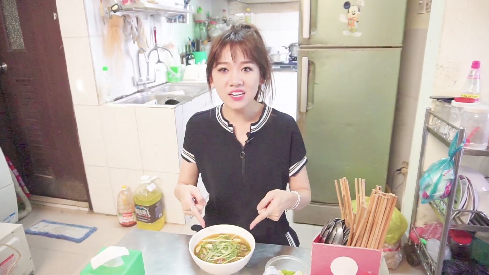 Hari Won từ hồi trẻ đến khi làm vợ Trấn Thành chỉ si mê món rẻ bèo này- Ảnh 1. Hari Won từ hồi trẻ đến khi làm vợ Trấn Thành chỉ si mê món rẻ bèo này- Ảnh 1.