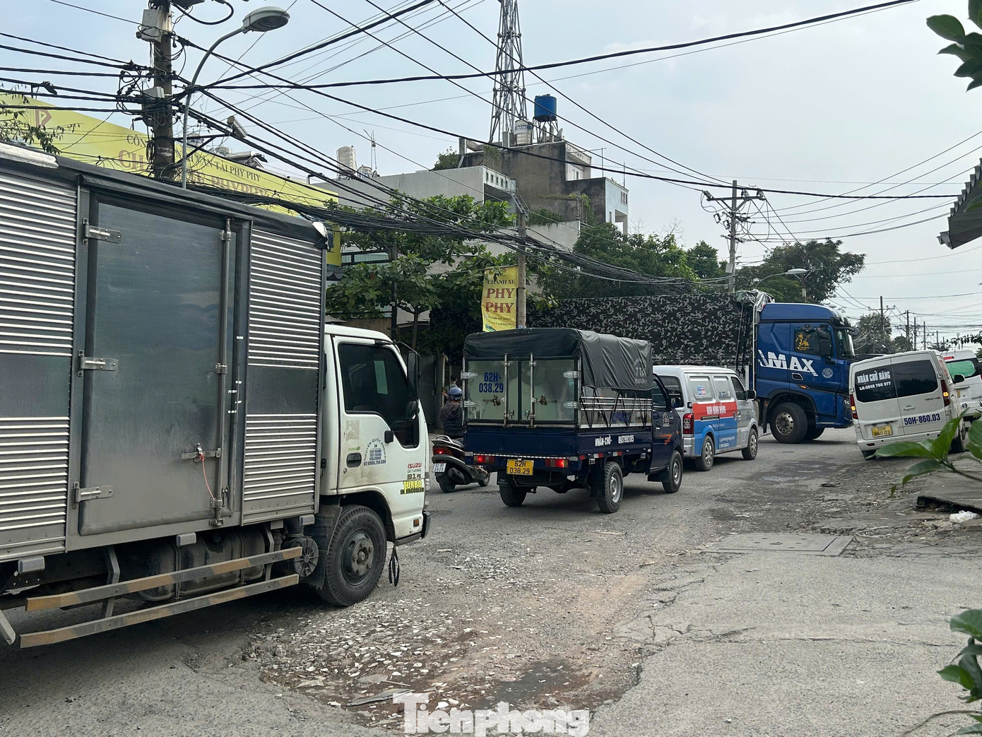 Đường 'đau khổ' vừa đi vừa sợ ở TPHCM- Ảnh 4. Đường 'đau khổ' vừa đi vừa sợ ở TPHCM- Ảnh 4.