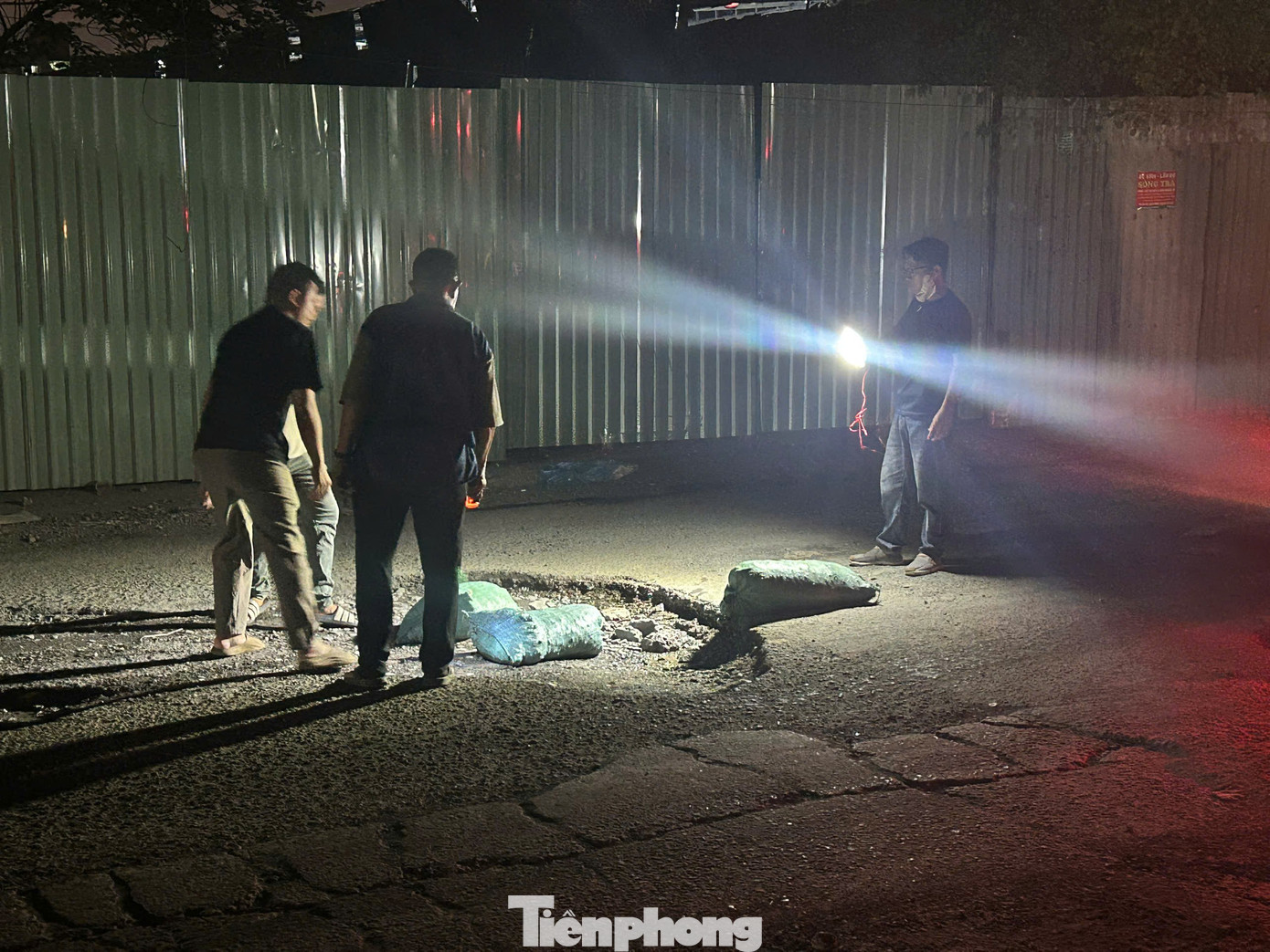 Đường 'đau khổ' vừa đi vừa sợ ở TPHCM- Ảnh 2. Đường 'đau khổ' vừa đi vừa sợ ở TPHCM- Ảnh 2.