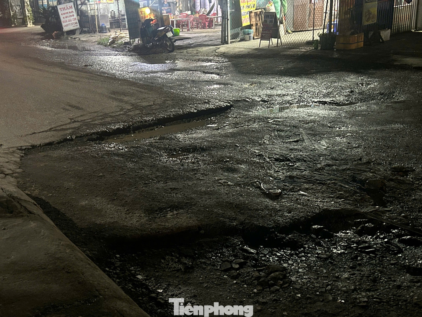 Đường 'đau khổ' vừa đi vừa sợ ở TPHCM- Ảnh 3. Đường 'đau khổ' vừa đi vừa sợ ở TPHCM- Ảnh 3.