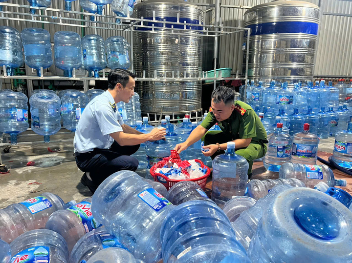 Bơm nước máy vào bình 'phù phép' thành nước Lavie giả bán khắp Hà Nội- Ảnh 2. Bơm nước máy vào bình 'phù phép' thành nước Lavie giả bán khắp Hà Nội- Ảnh 2.