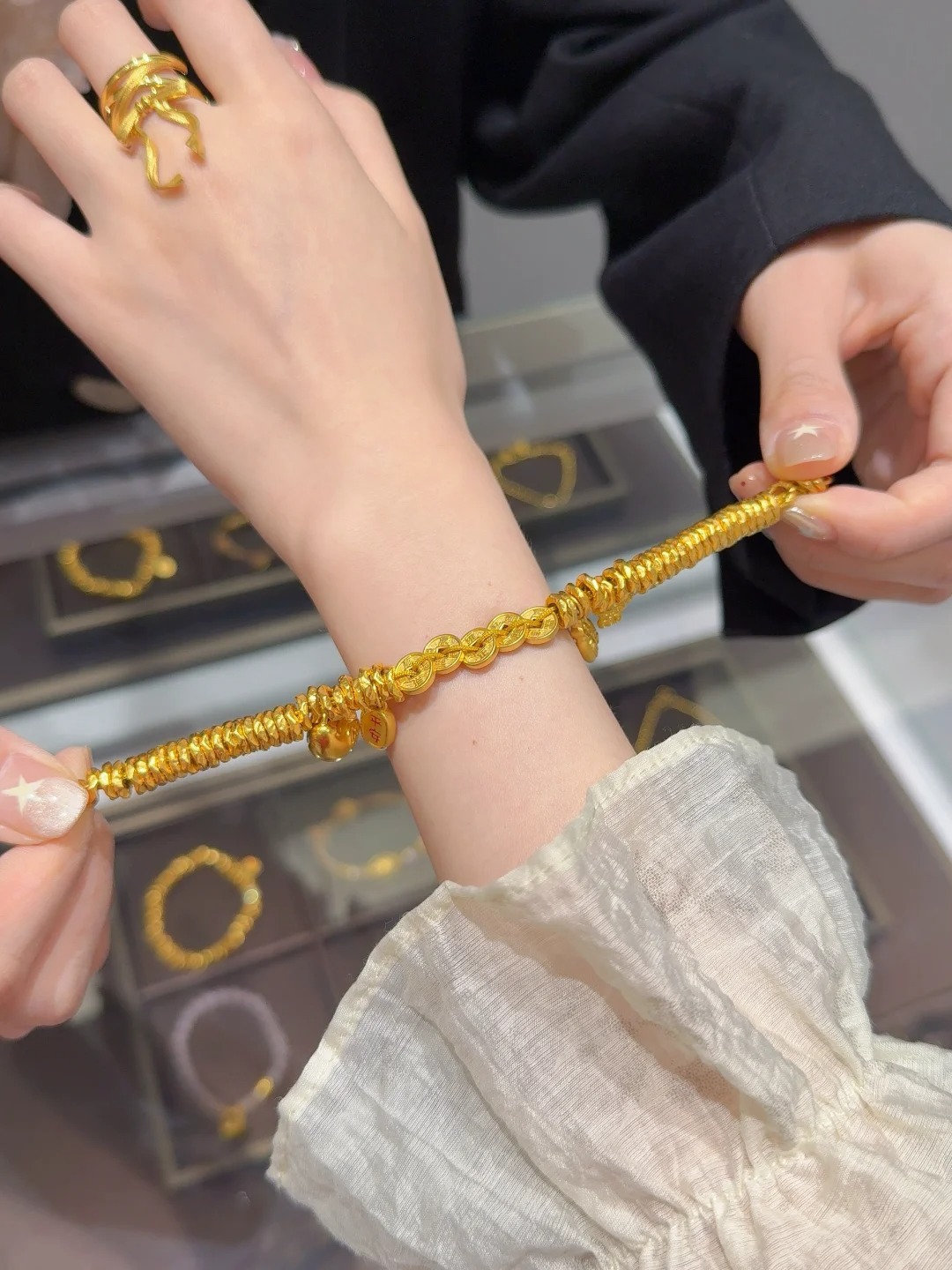 Có nên mua vòng tay vàng chế tác? Bạn cần cực kỳ chú ý điều này để tránh “sập bẫy”- Ảnh 4. Có nên mua vòng tay vàng chế tác? Bạn cần cực kỳ chú ý điều này để tránh “sập bẫy”- Ảnh 4.