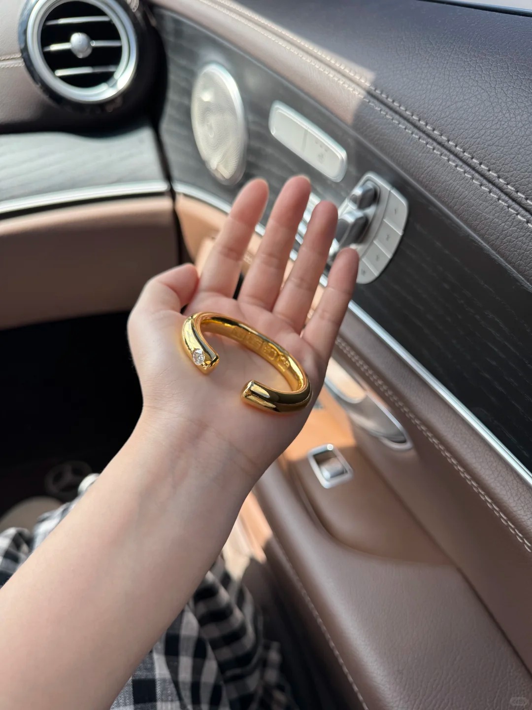 Có nên mua vòng tay vàng chế tác? Bạn cần cực kỳ chú ý điều này để tránh “sập bẫy”- Ảnh 6. Có nên mua vòng tay vàng chế tác? Bạn cần cực kỳ chú ý điều này để tránh “sập bẫy”- Ảnh 6.