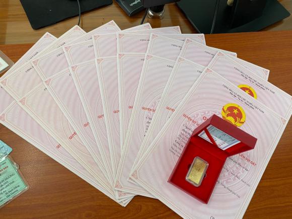 Lương Bằng Quang từng khoe cả xấp sổ đỏ- Ảnh 2. Lương Bằng Quang từng khoe cả xấp sổ đỏ- Ảnh 2.