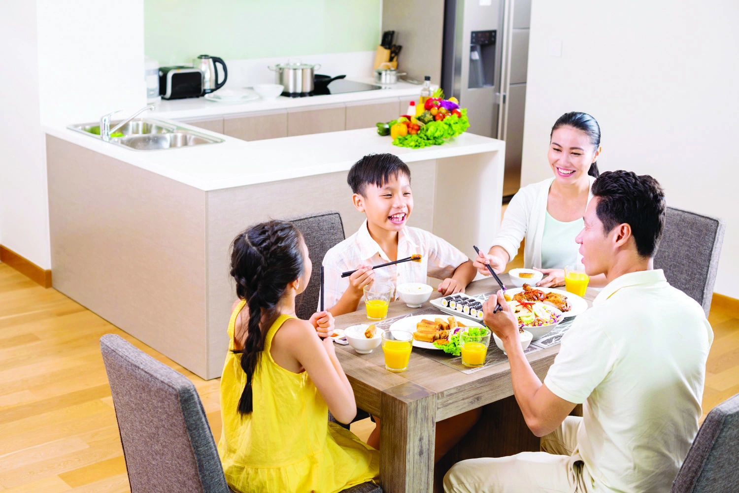 Trẻ em EQ cao sẽ thường làm 3 hành động này trên bàn ăn- Ảnh 2.