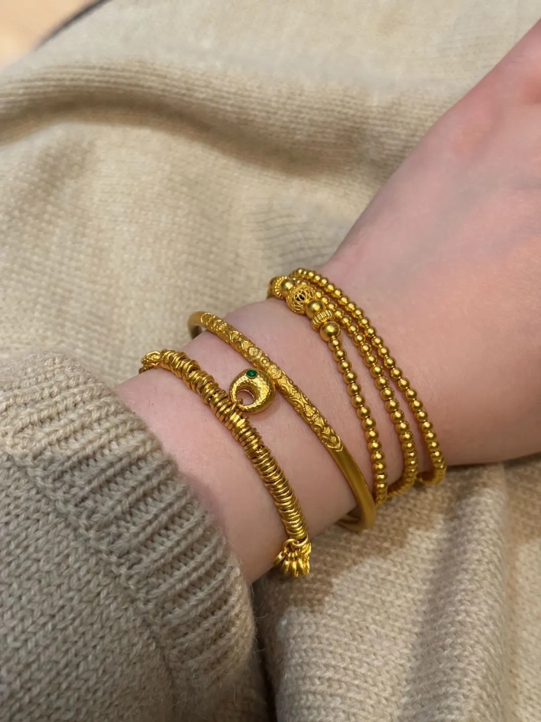 Có nên mua vòng tay vàng chế tác? Bạn cần cực kỳ chú ý điều này để tránh “sập bẫy”- Ảnh 3. Có nên mua vòng tay vàng chế tác? Bạn cần cực kỳ chú ý điều này để tránh “sập bẫy”- Ảnh 3.