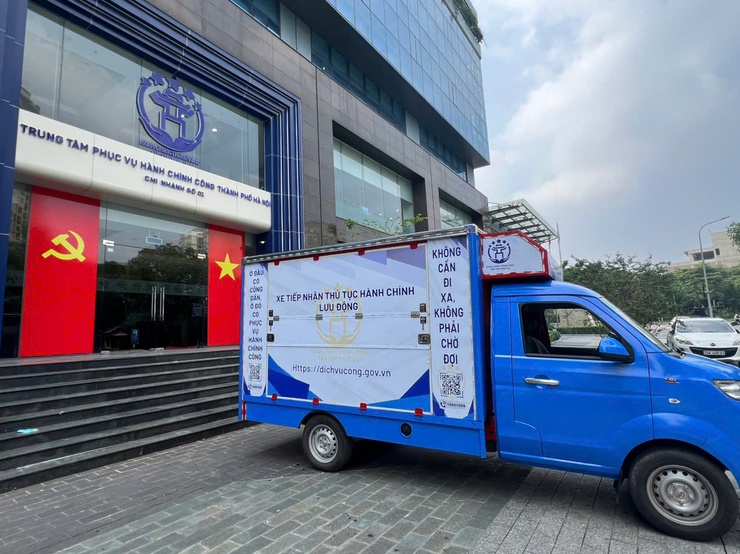 Từ hôm nay, Hà Nội giải quyết thủ tục đất đai, đăng ký định danh điện tử VNeID trên xe lưu động- Ảnh 2.