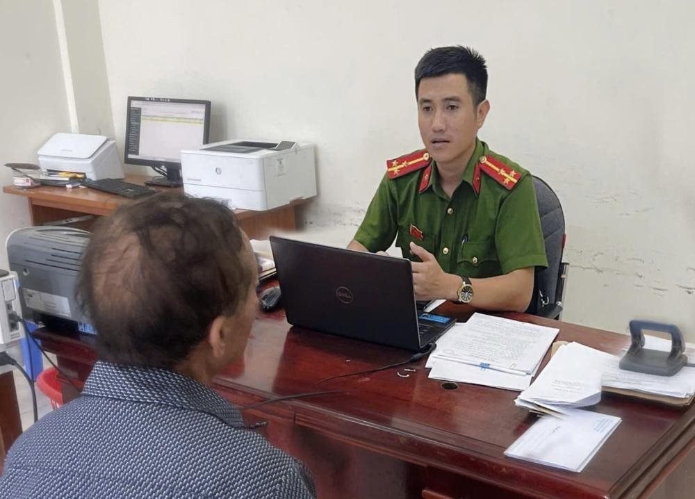 Cụ ông 72 tuổi nhận được cuộc gọi từ đầu số 0382 thông báo tài khoản ngân hàng có 6 tỷ đồng: Công an xã lập tức vào cuộc, yêu cầu dừng giao dịch- Ảnh 1.
