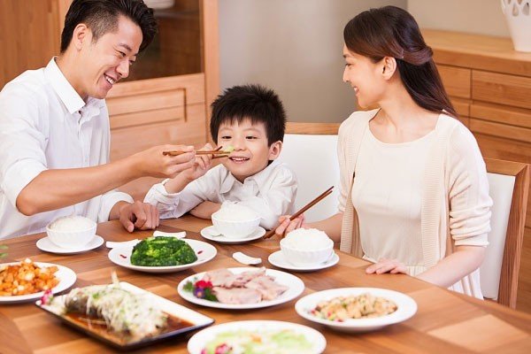 Trẻ em EQ cao sẽ thường làm 3 hành động này trên bàn ăn- Ảnh 1.