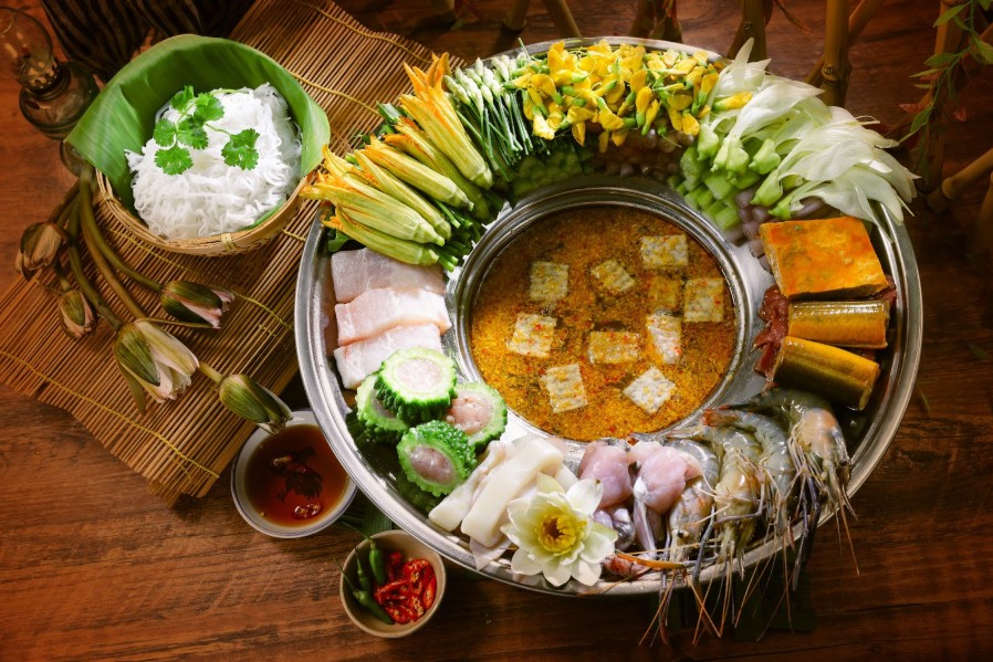 Món bán đầy vỉa hè Việt lên đài Hàn Quốc, một suất 3-4 người ăn, du khách nhận xét: Món bán đầy vỉa hè Việt lên đài Hàn Quốc, một suất 3-4 người ăn, du khách nhận xét: