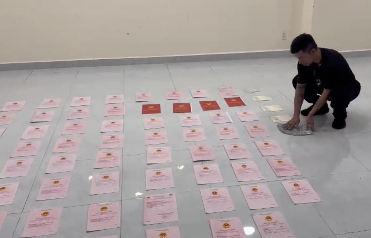 Lương Bằng Quang từng khoe cả xấp sổ đỏ- Ảnh 1. Lương Bằng Quang từng khoe cả xấp sổ đỏ- Ảnh 1.