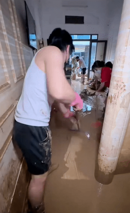 Dọn nhà sau lũ: Kinh nghiệm “xương máu” của người từng Dọn nhà sau lũ: Kinh nghiệm “xương máu” của người từng