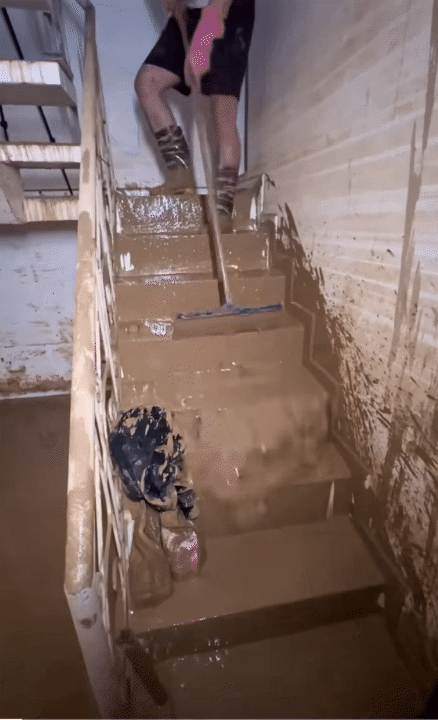 Dọn nhà sau lũ: Kinh nghiệm “xương máu” của người từng Dọn nhà sau lũ: Kinh nghiệm “xương máu” của người từng