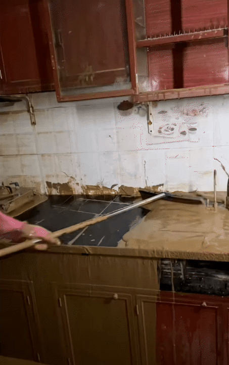 Dọn nhà sau lũ: Kinh nghiệm “xương máu” của người từng Dọn nhà sau lũ: Kinh nghiệm “xương máu” của người từng