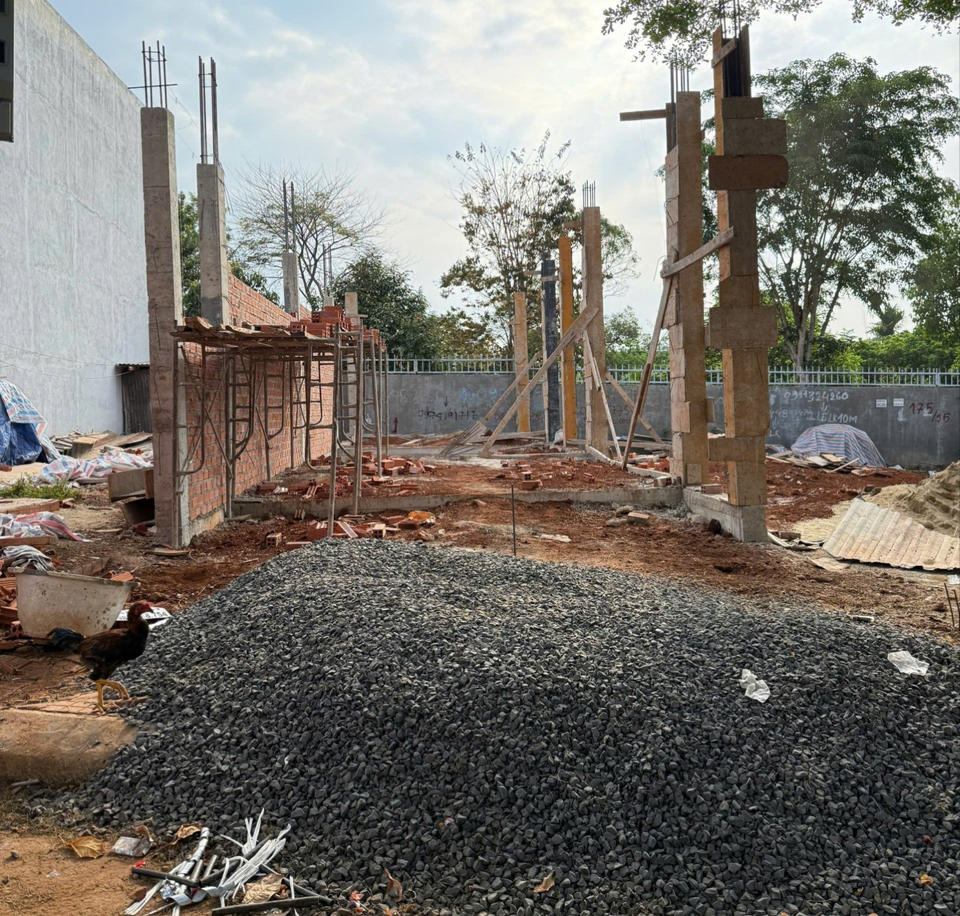 Xây nhầm nhà trên đất người khác, hoán đổi, rồi lại 'xây nhầm'- Ảnh 2. Xây nhầm nhà trên đất người khác, hoán đổi, rồi lại 'xây nhầm'- Ảnh 2.