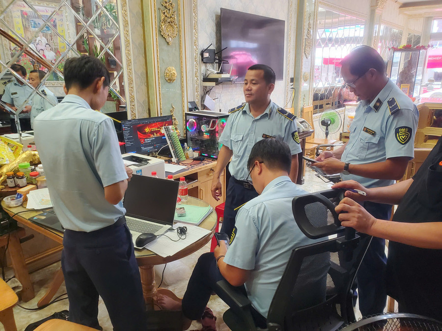 Bán trang sức giả hiệu Chanel, một tiệm vàng ở Gia Lai bị phạt nặng- Ảnh 1. Bán trang sức giả hiệu Chanel, một tiệm vàng ở Gia Lai bị phạt nặng- Ảnh 1.