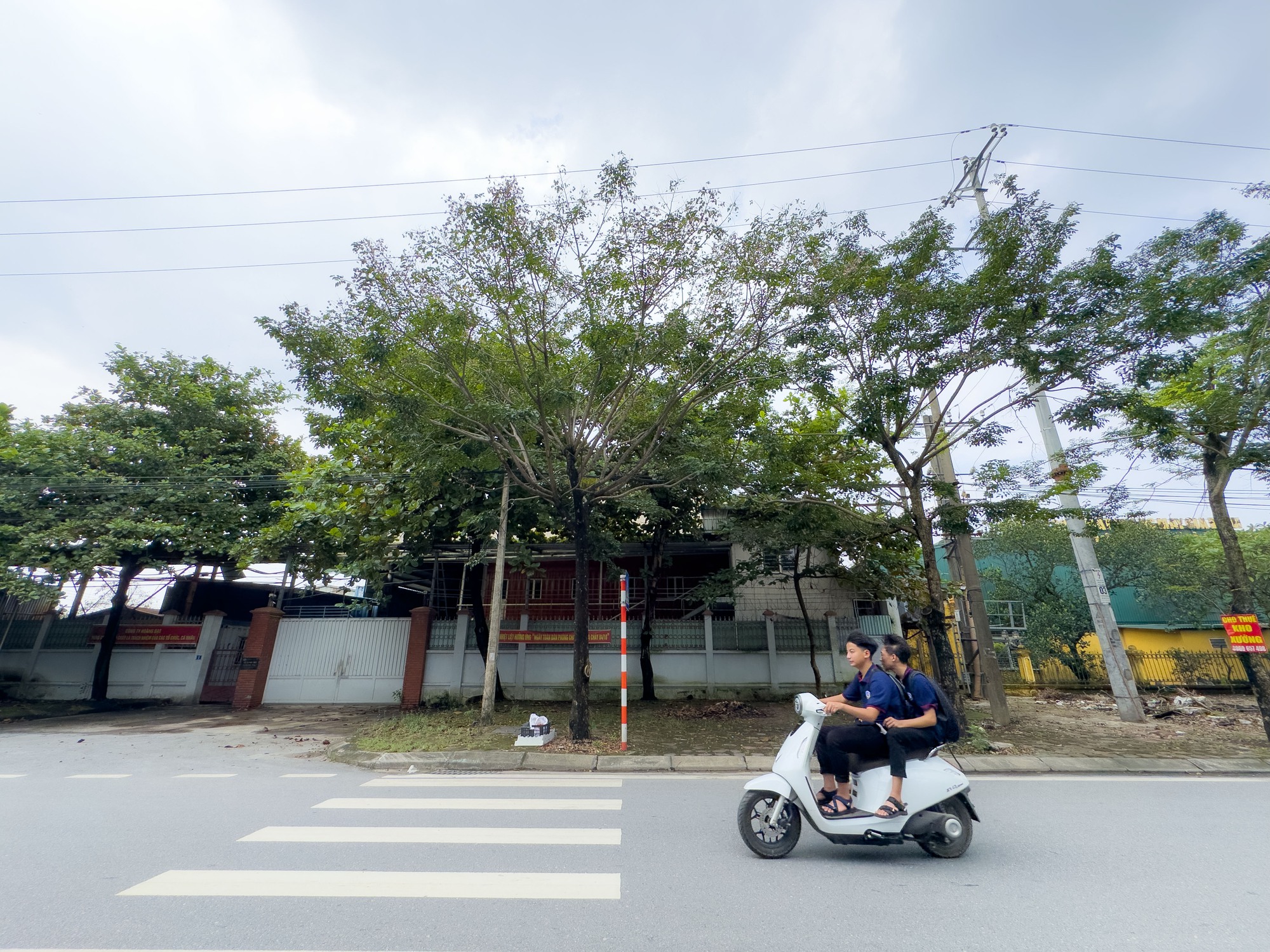 Lần tìm công ty sản xuất sản phẩm cho Ngân 98: Cửa im ỉm khóa, hàng xóm kể chuyện bất ngờ- Ảnh 2. Lần tìm công ty sản xuất sản phẩm cho Ngân 98: Cửa im ỉm khóa, hàng xóm kể chuyện bất ngờ- Ảnh 2.