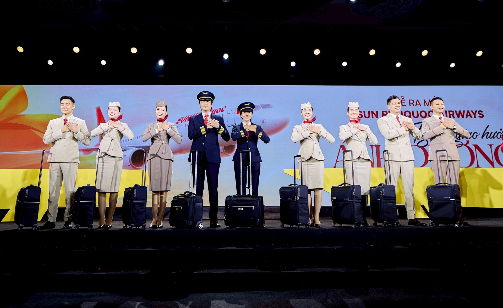 Sun Group chính thức ra mắt hãng hàng không Sun PhuQuoc Airways, đồng phục tiếp viên lấy cảm hứng từ áo ngũ thân và phong thái Nam Phương Hoàng hậu- Ảnh 2.