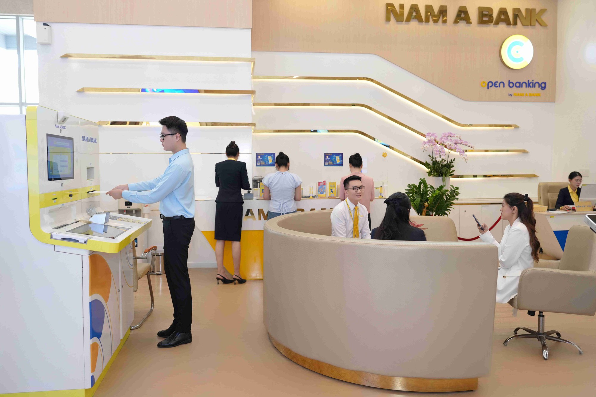 Lộ diện những ngân hàng đầu tiên công bố lợi nhuận cao đột biến- Ảnh 2. Lộ diện những ngân hàng đầu tiên công bố lợi nhuận cao đột biến- Ảnh 2.