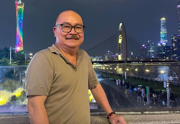 Danh hài từng phải đi kiếm tiền từ lớp 9, giờ sống sung túc bên vợ người mẫu- Ảnh 2. Danh hài từng phải đi kiếm tiền từ lớp 9, giờ sống sung túc bên vợ người mẫu- Ảnh 2.