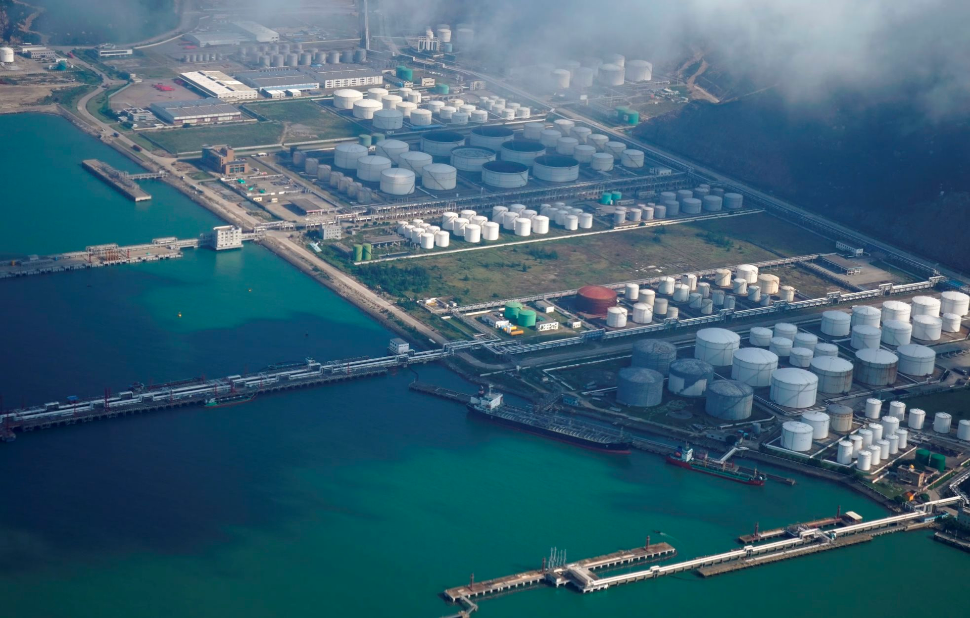 Quốc gia BRICS tuyên bố sẽ sản xuất gần 160 triệu tấn 'vàng lỏng', có khách mua đến 80 triệu tấn/năm với giá chiết khấu 30%: Sự 'kìm kẹp' của Mỹ và phương Tây lộ lỗ hổng?- Ảnh 1. Quốc gia BRICS tuyên bố sẽ sản xuất gần 160 triệu tấn 'vàng lỏng', có khách mua đến 80 triệu tấn/năm với giá chiết khấu 30%: Sự 'kìm kẹp' của Mỹ và phương Tây lộ lỗ hổng?- Ảnh 1.