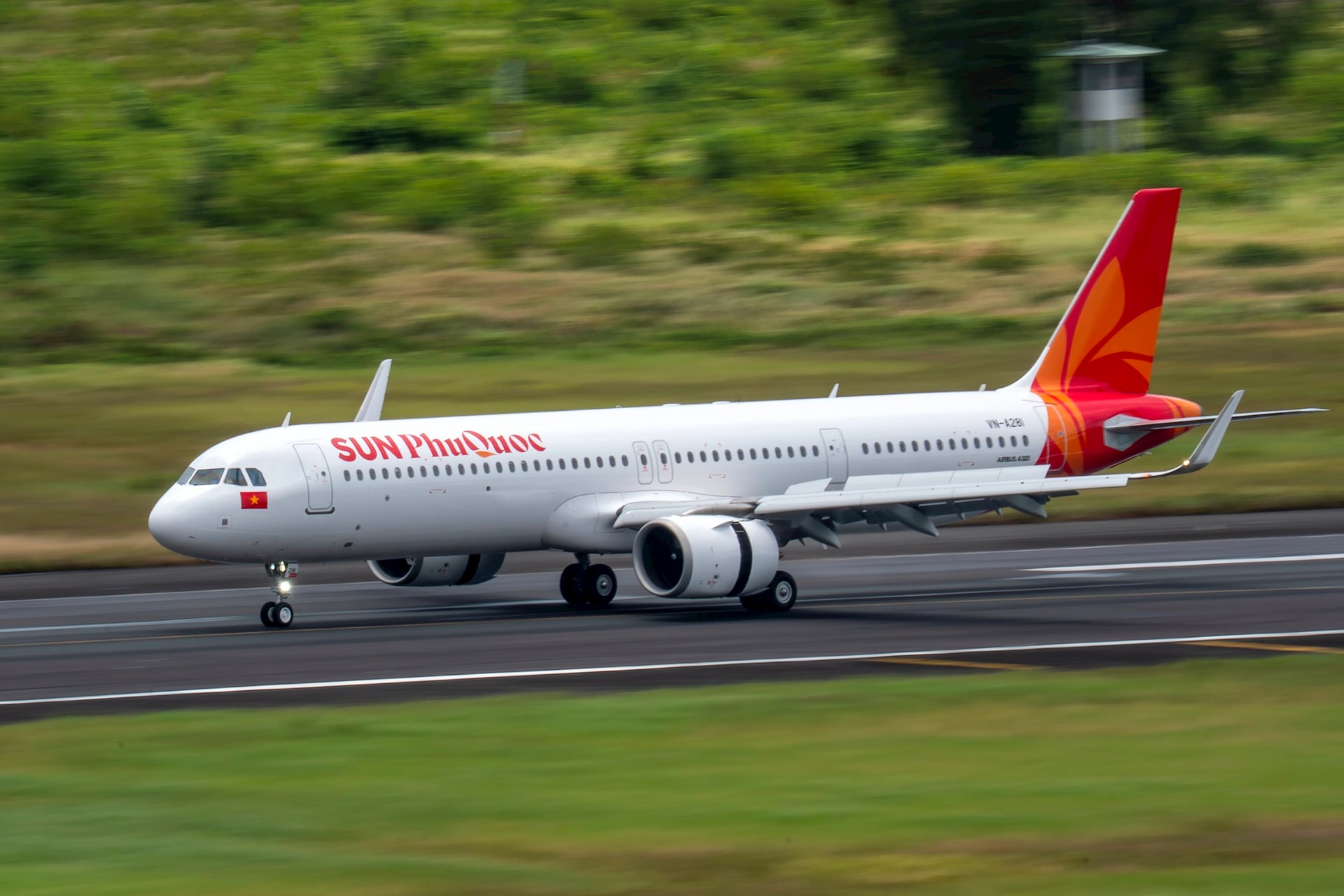 Sun Group chính thức ra mắt hãng hàng không Sun PhuQuoc Airways, đồng phục tiếp viên lấy cảm hứng từ áo ngũ thân và phong thái Nam Phương Hoàng hậu- Ảnh 3.