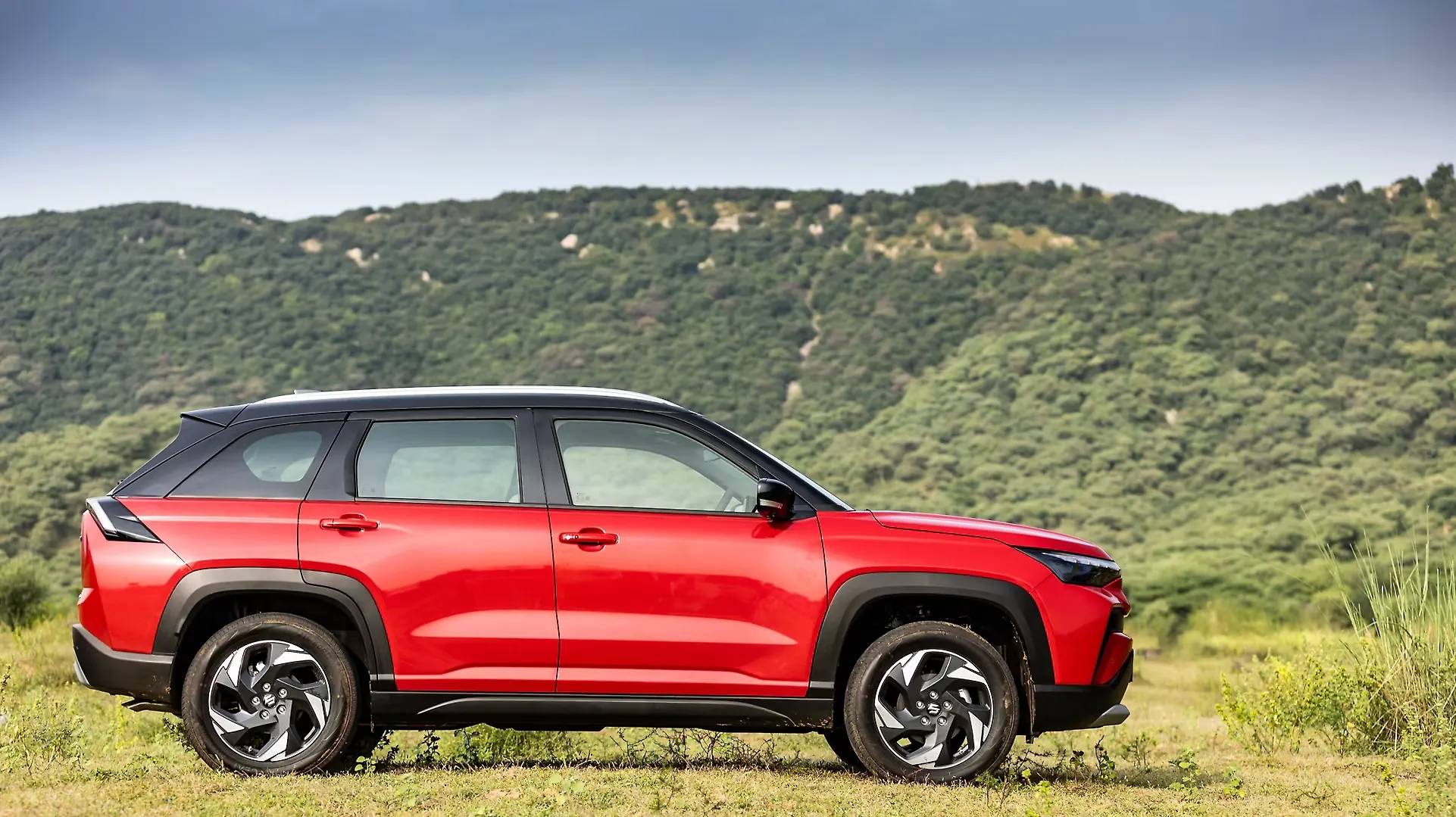 Suzuki Victoris giá quy đổi hơn 300 triệu đồng vừa ra mắt đã bán hơn 4.200 xe, cả chục nghìn người chờ tới lượt, về Việt Nam dễ 'hot' trong phân khúc Xforce, Creta- Ảnh 1. Suzuki Victoris giá quy đổi hơn 300 triệu đồng vừa ra mắt đã bán hơn 4.200 xe, cả chục nghìn người chờ tới lượt, về Việt Nam dễ 'hot' trong phân khúc Xforce, Creta- Ảnh 1.