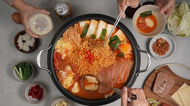 Món bán đầy vỉa hè Việt lên đài Hàn Quốc, một suất 3-4 người ăn, du khách nhận xét: Món bán đầy vỉa hè Việt lên đài Hàn Quốc, một suất 3-4 người ăn, du khách nhận xét: