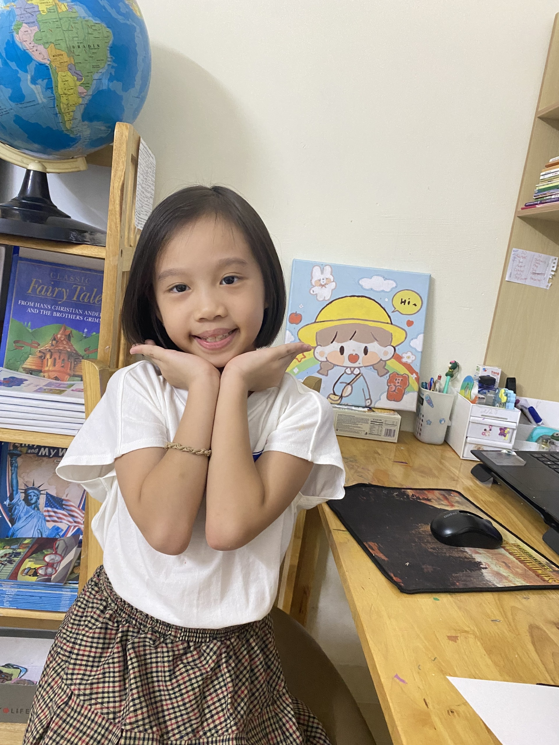 Chị gái tiểu học dạy em trai tiếng Anh gây bão TikTok: Lộ năng khiếu từ 4 tuổi, accent chuẩn, phong thái chuẩn "giáo viên tương lai"- Ảnh 2. Chị gái tiểu học dạy em trai tiếng Anh gây bão TikTok: Lộ năng khiếu từ 4 tuổi, accent chuẩn, phong thái chuẩn "giáo viên tương lai"- Ảnh 2.