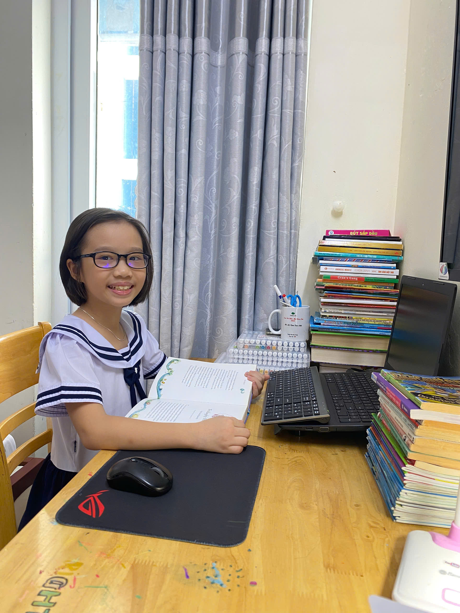 Chị gái tiểu học dạy em trai tiếng Anh gây bão TikTok: Lộ năng khiếu từ 4 tuổi, accent chuẩn, phong thái chuẩn "giáo viên tương lai"- Ảnh 3. Chị gái tiểu học dạy em trai tiếng Anh gây bão TikTok: Lộ năng khiếu từ 4 tuổi, accent chuẩn, phong thái chuẩn "giáo viên tương lai"- Ảnh 3.