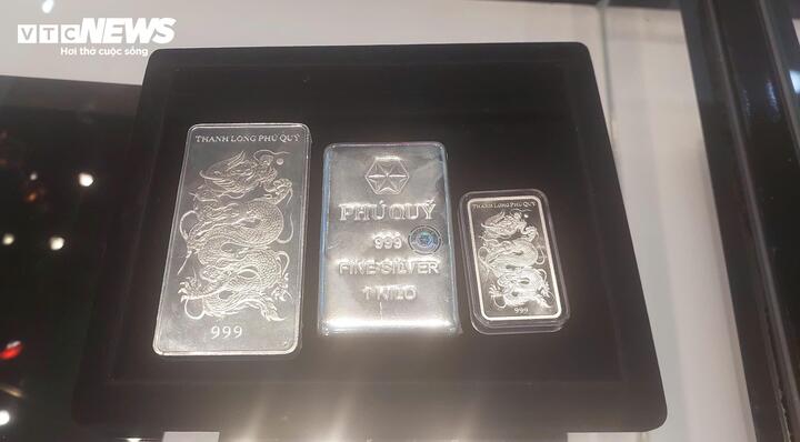 Bạc bất ngờ tăng giá, 'cháy hàng': Người dân kéo đi mua, chuyên gia cảnh báo gấp- Ảnh 2.