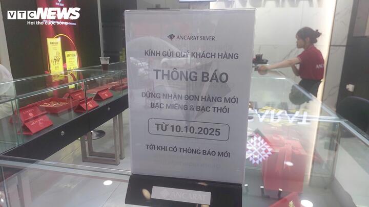 Bạc bất ngờ tăng giá, 'cháy hàng': Người dân kéo đi mua, chuyên gia cảnh báo gấp- Ảnh 1.