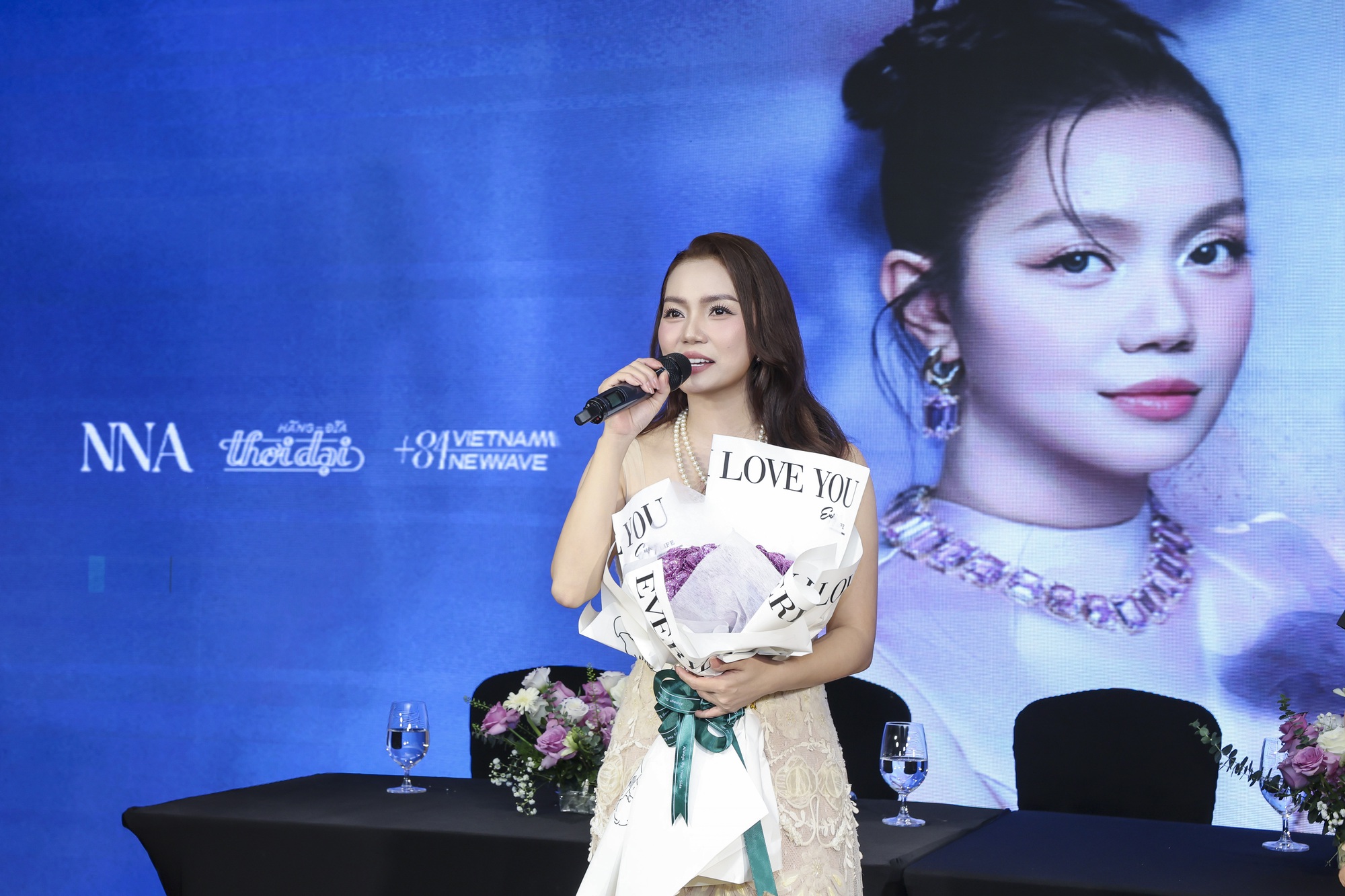Hồ Hoài Anh bất ngờ xuất hiện tại họp báo của nữ ca sĩ 8X- Ảnh 2. Hồ Hoài Anh bất ngờ xuất hiện tại họp báo của nữ ca sĩ 8X- Ảnh 2.