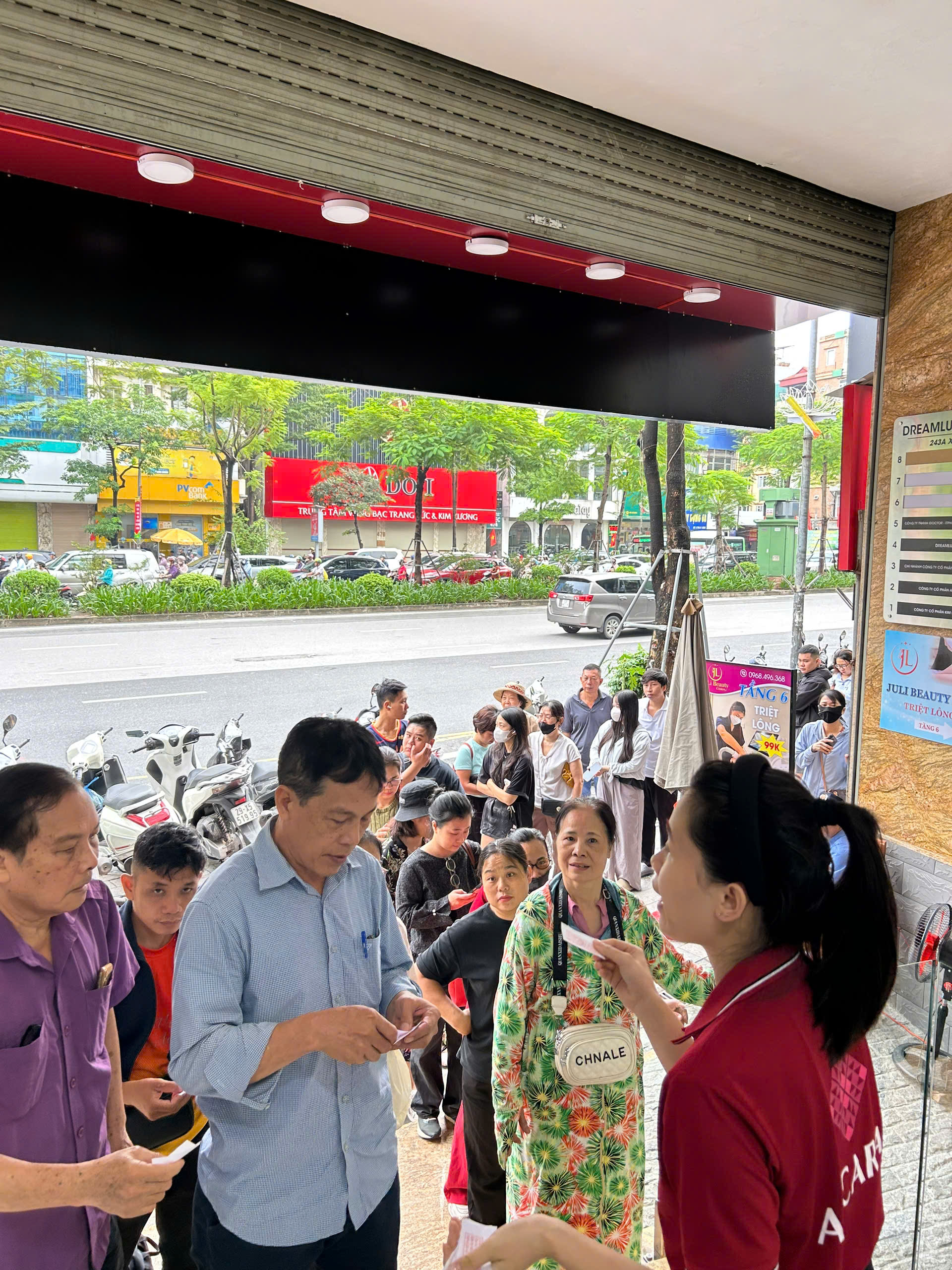 Bạc tăng lên đỉnh mọi thời đại, người Hà Nội xếp hàng mua từ sáng sớm- Ảnh 6. Bạc tăng lên đỉnh mọi thời đại, người Hà Nội xếp hàng mua từ sáng sớm- Ảnh 6.