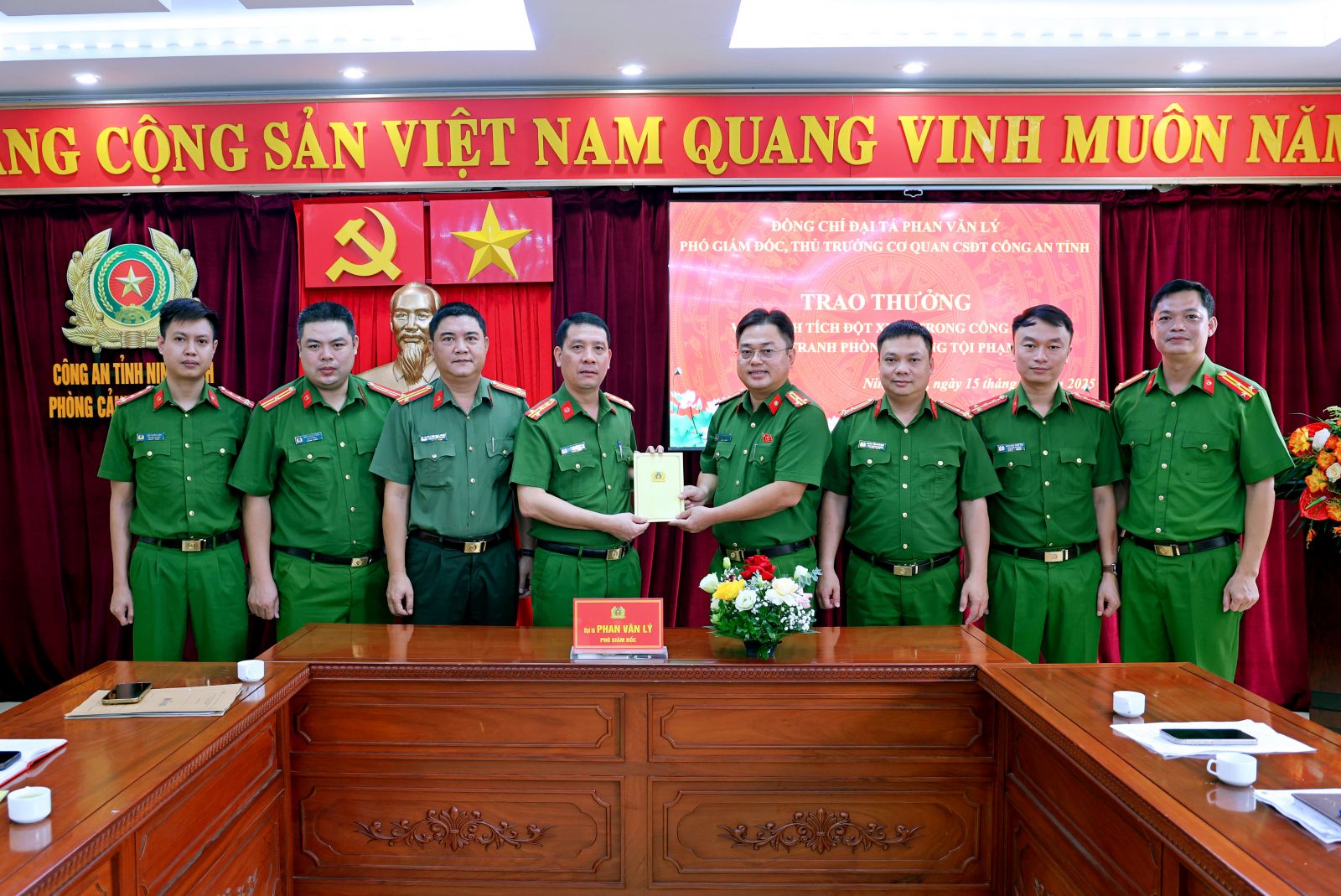 Mua lại vàng do chính cửa hàng mình bán ra, nhiều nhà vàng phát hiện vàng giả: Công an truy xét trong nhiều giờ, lật tẩy thủ đoạn tinh vi- Ảnh 1. Mua lại vàng do chính cửa hàng mình bán ra, nhiều nhà vàng phát hiện vàng giả: Công an truy xét trong nhiều giờ, lật tẩy thủ đoạn tinh vi- Ảnh 1.