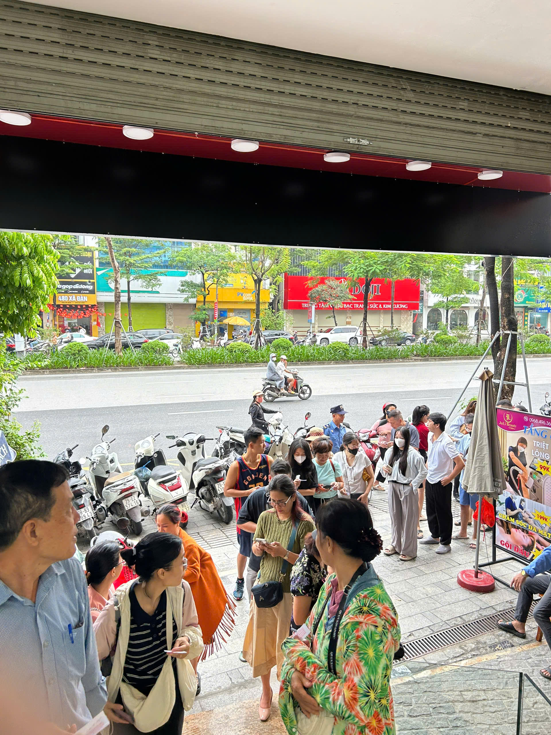Bạc tăng lên đỉnh mọi thời đại, người Hà Nội xếp hàng mua từ sáng sớm- Ảnh 4. Bạc tăng lên đỉnh mọi thời đại, người Hà Nội xếp hàng mua từ sáng sớm- Ảnh 4.