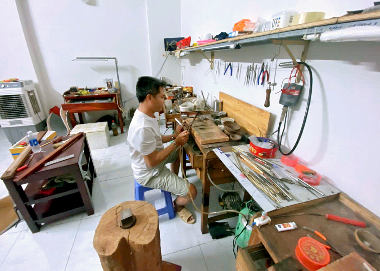 Mua lại vàng do chính cửa hàng mình bán ra, nhiều nhà vàng phát hiện vàng giả: Công an truy xét trong nhiều giờ, lật tẩy thủ đoạn tinh vi- Ảnh 2. Mua lại vàng do chính cửa hàng mình bán ra, nhiều nhà vàng phát hiện vàng giả: Công an truy xét trong nhiều giờ, lật tẩy thủ đoạn tinh vi- Ảnh 2.