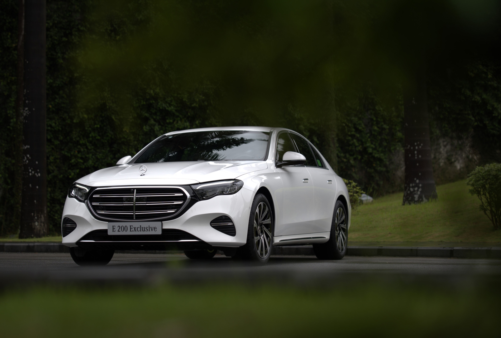 Mercedes-Benz E-Class 2025 chính thức ra mắt tại Việt Nam: Lột xác từ trong ra ngoài, giá 2,45- 3,2 tỷ đồng- Ảnh 2. Mercedes-Benz E-Class 2025 chính thức ra mắt tại Việt Nam: Lột xác từ trong ra ngoài, giá 2,45- 3,2 tỷ đồng- Ảnh 2.