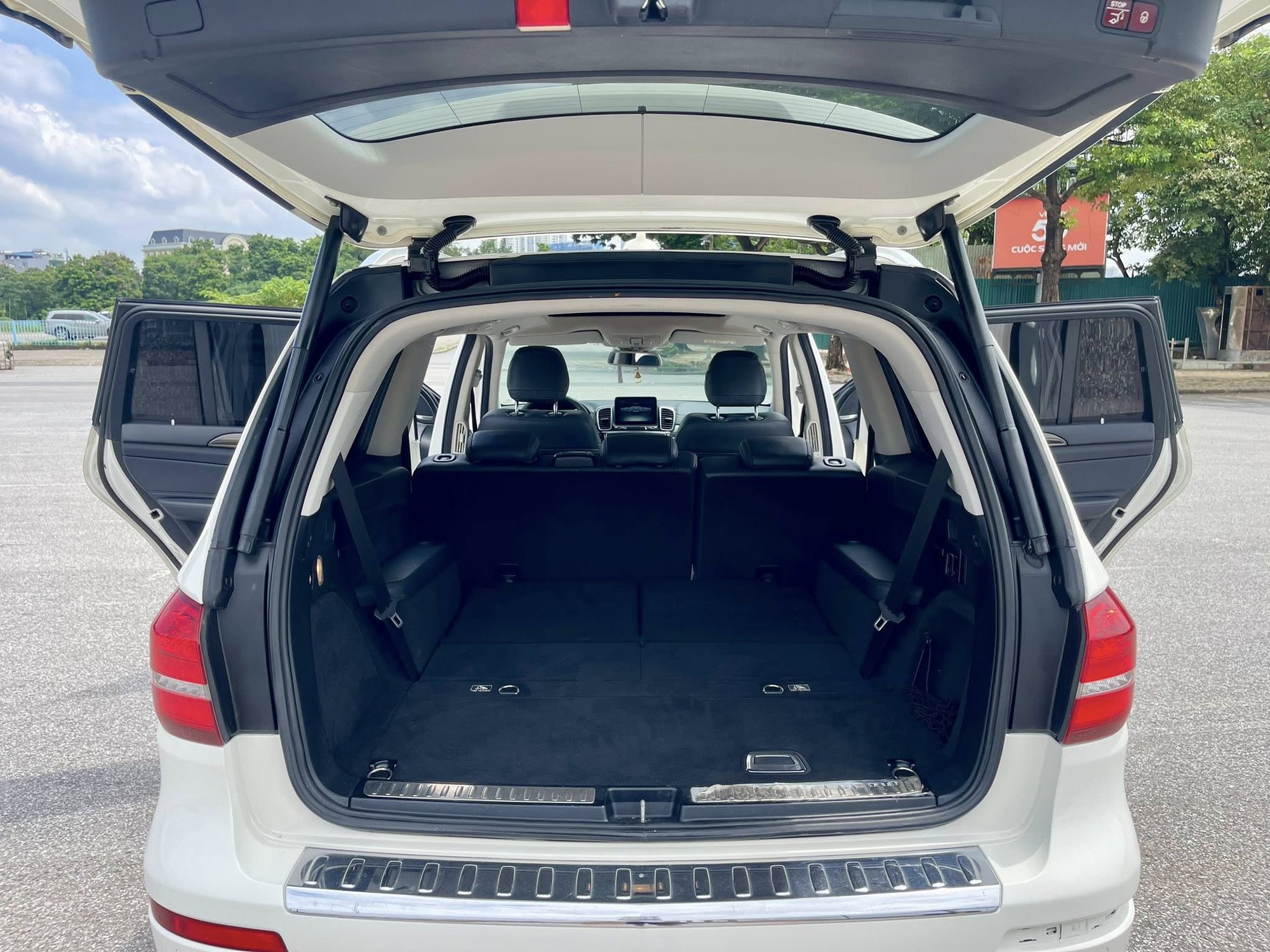 Có 1,5 tỷ, thay vì Everest có thể mua Mercedes-Benz GLS 350d: Được xe Đức sang chảnh nhưng đổi lại đã hết 'nguyên tem' tới 8 năm- Ảnh 8. Có 1,5 tỷ, thay vì Everest có thể mua Mercedes-Benz GLS 350d: Được xe Đức sang chảnh nhưng đổi lại đã hết 'nguyên tem' tới 8 năm- Ảnh 8.