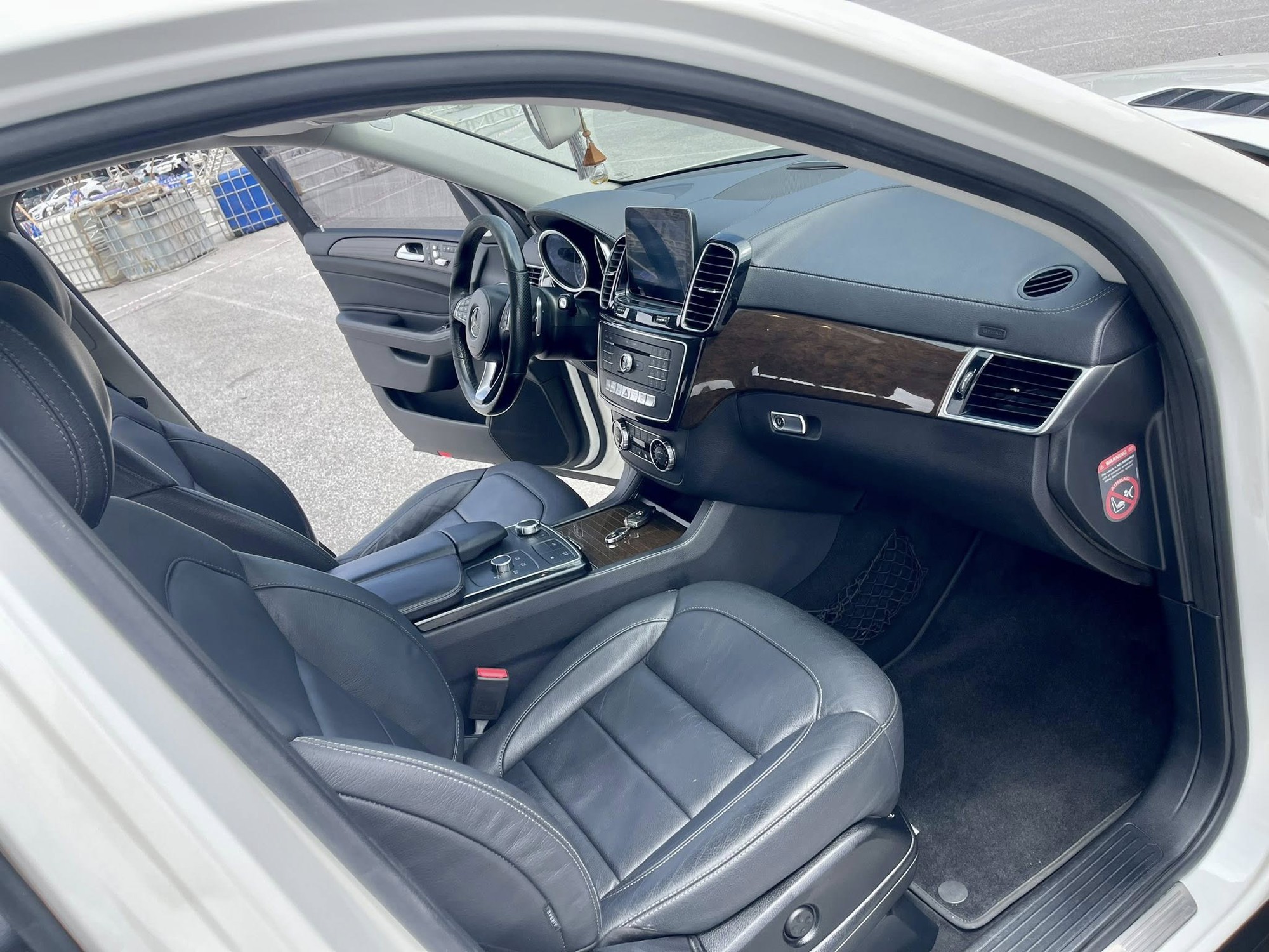 Có 1,5 tỷ, thay vì Everest có thể mua Mercedes-Benz GLS 350d: Được xe Đức sang chảnh nhưng đổi lại đã hết 'nguyên tem' tới 8 năm- Ảnh 6. Có 1,5 tỷ, thay vì Everest có thể mua Mercedes-Benz GLS 350d: Được xe Đức sang chảnh nhưng đổi lại đã hết 'nguyên tem' tới 8 năm- Ảnh 6.