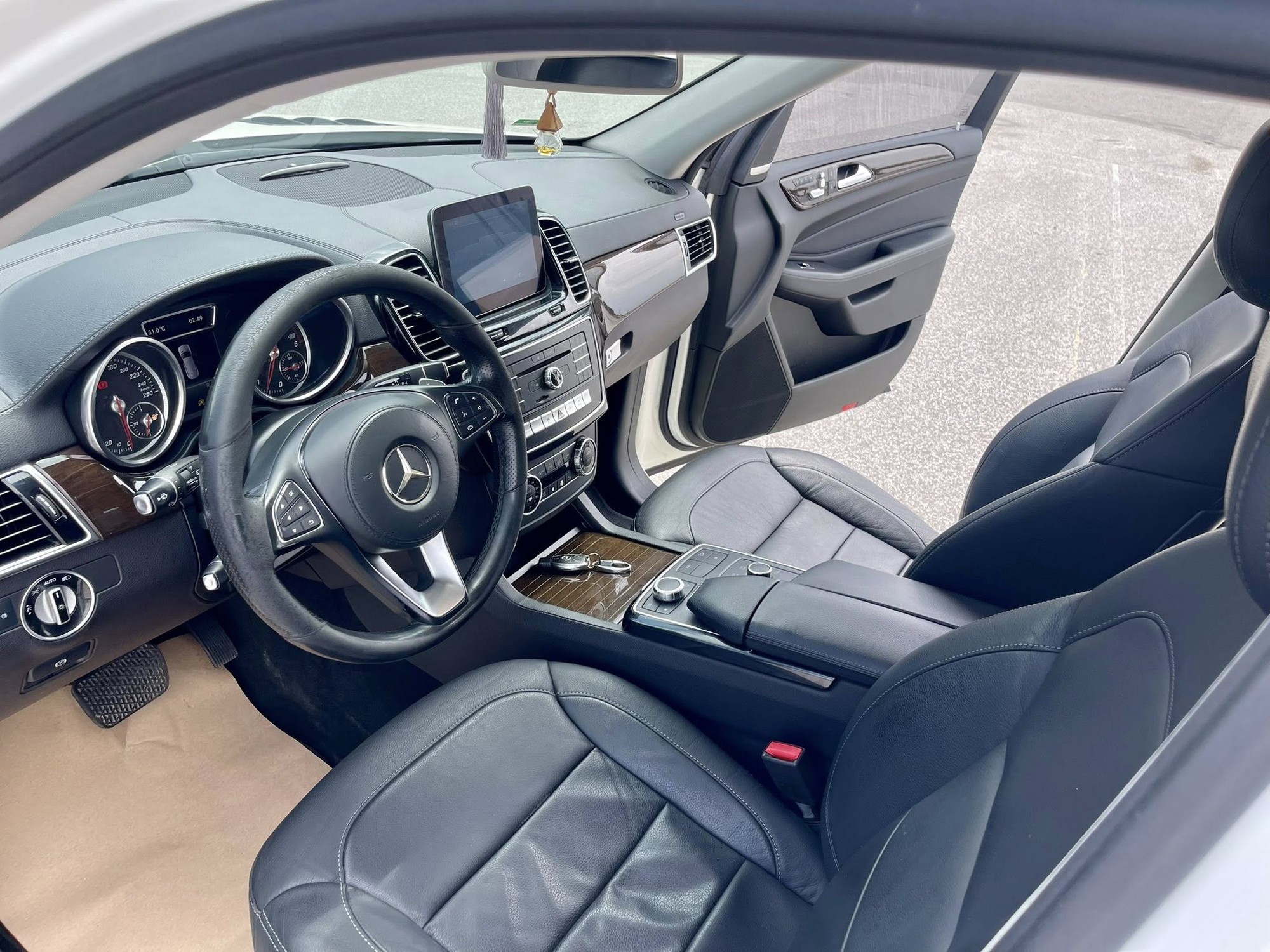 Có 1,5 tỷ, thay vì Everest có thể mua Mercedes-Benz GLS 350d: Được xe Đức sang chảnh nhưng đổi lại đã hết 'nguyên tem' tới 8 năm- Ảnh 5. Có 1,5 tỷ, thay vì Everest có thể mua Mercedes-Benz GLS 350d: Được xe Đức sang chảnh nhưng đổi lại đã hết 'nguyên tem' tới 8 năm- Ảnh 5.
