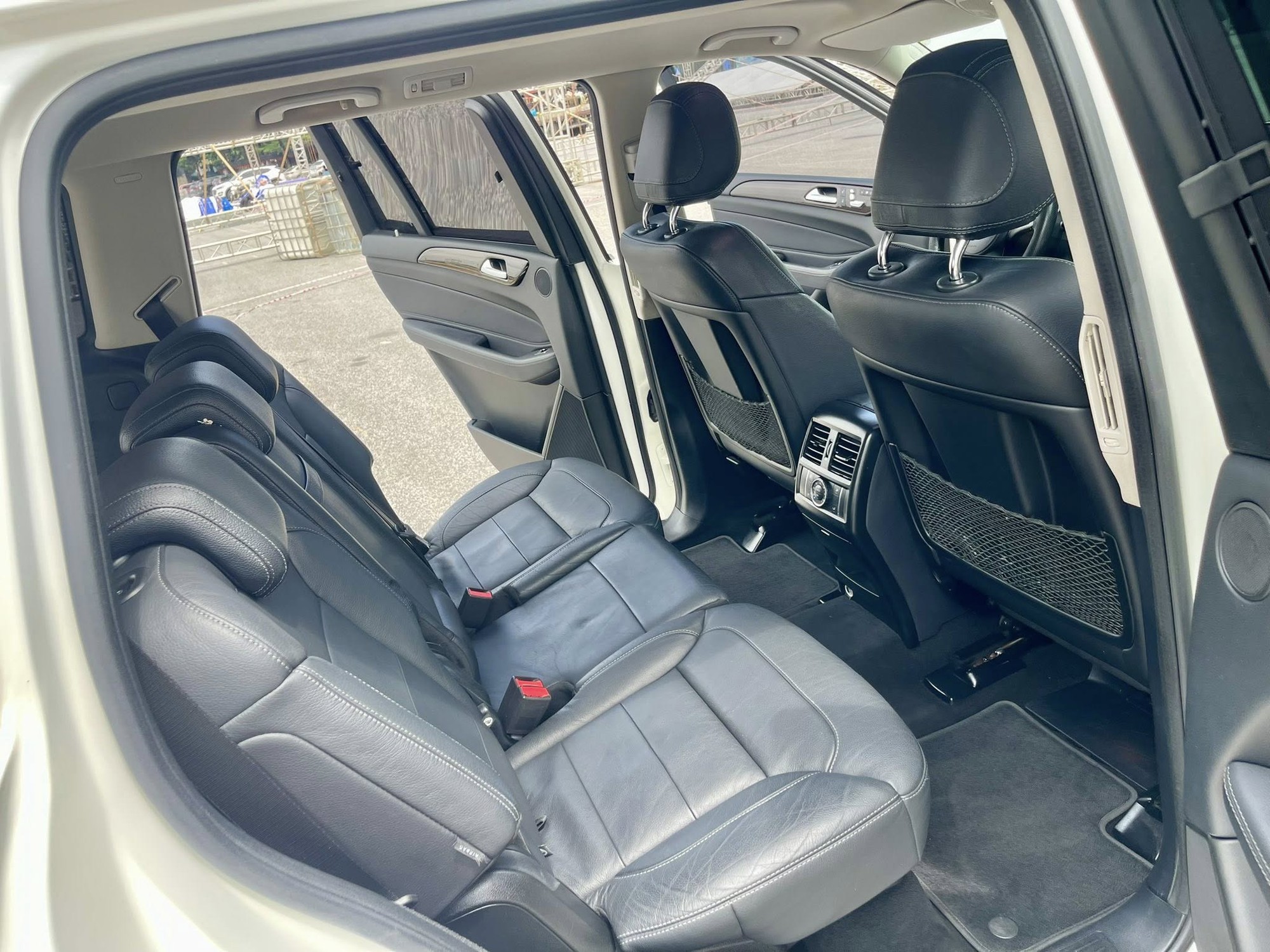 Có 1,5 tỷ, thay vì Everest có thể mua Mercedes-Benz GLS 350d: Được xe Đức sang chảnh nhưng đổi lại đã hết 'nguyên tem' tới 8 năm- Ảnh 7. Có 1,5 tỷ, thay vì Everest có thể mua Mercedes-Benz GLS 350d: Được xe Đức sang chảnh nhưng đổi lại đã hết 'nguyên tem' tới 8 năm- Ảnh 7.