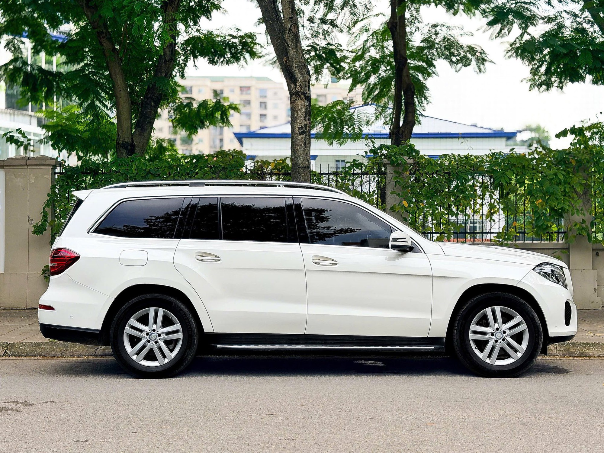 Có 1,5 tỷ, thay vì Everest có thể mua Mercedes-Benz GLS 350d: Được xe Đức sang chảnh nhưng đổi lại đã hết 'nguyên tem' tới 8 năm- Ảnh 3. Có 1,5 tỷ, thay vì Everest có thể mua Mercedes-Benz GLS 350d: Được xe Đức sang chảnh nhưng đổi lại đã hết 'nguyên tem' tới 8 năm- Ảnh 3.