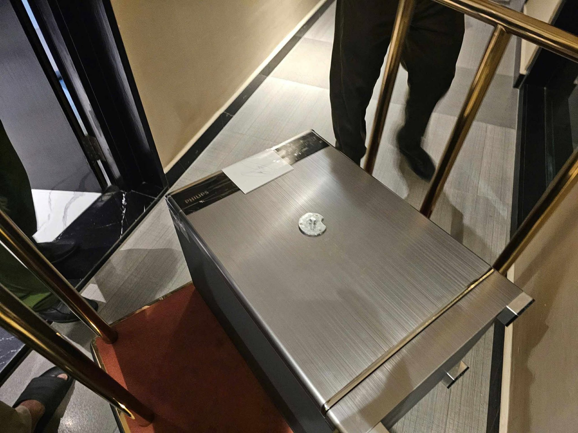 Lương Bằng Quang liên tục bấm sai mật khẩu khiến két sắt chứa 80 sổ đỏ bị khoá hoàn toàn- Ảnh 3. Lương Bằng Quang liên tục bấm sai mật khẩu khiến két sắt chứa 80 sổ đỏ bị khoá hoàn toàn- Ảnh 3.