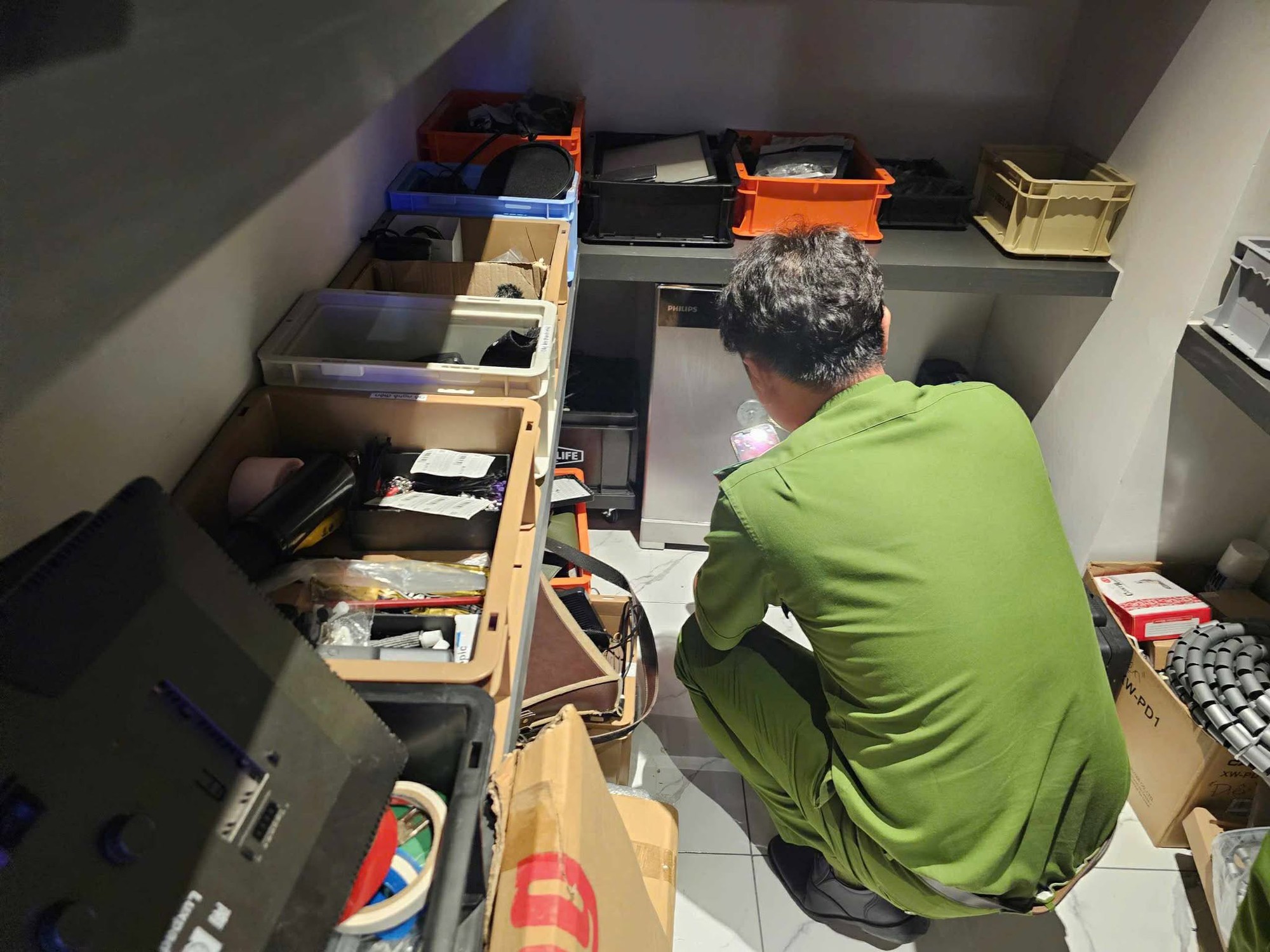 Lương Bằng Quang liên tục bấm sai mật khẩu khiến két sắt chứa 80 sổ đỏ bị khoá hoàn toàn- Ảnh 2. Lương Bằng Quang liên tục bấm sai mật khẩu khiến két sắt chứa 80 sổ đỏ bị khoá hoàn toàn- Ảnh 2.