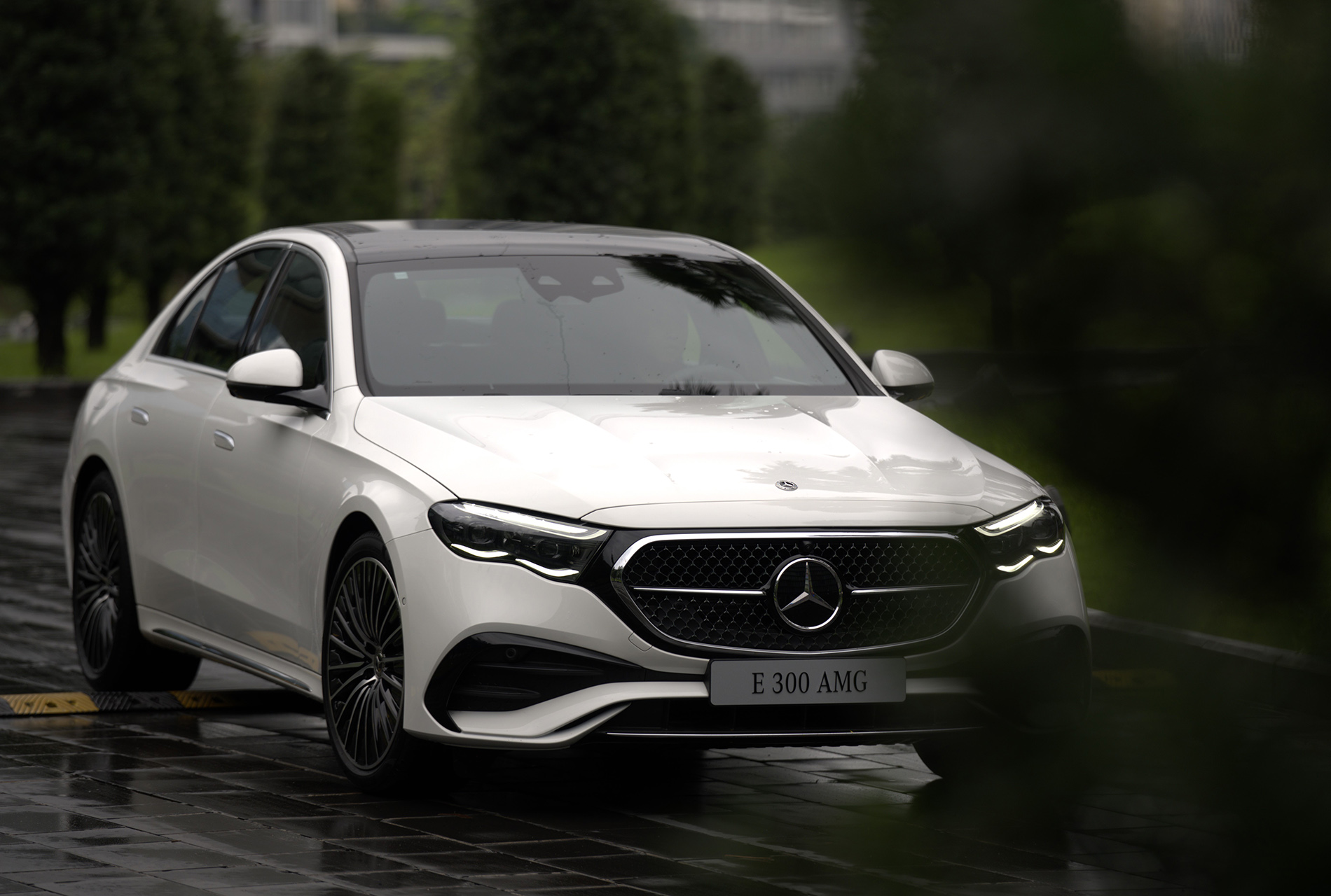 Mercedes-Benz E-Class 2025 chính thức ra mắt tại Việt Nam: Lột xác từ trong ra ngoài, giá 2,45- 3,2 tỷ đồng- Ảnh 8. Mercedes-Benz E-Class 2025 chính thức ra mắt tại Việt Nam: Lột xác từ trong ra ngoài, giá 2,45- 3,2 tỷ đồng- Ảnh 8.
