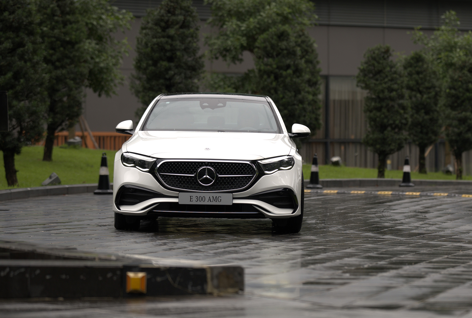 Mercedes-Benz E-Class 2025 chính thức ra mắt tại Việt Nam: Lột xác từ trong ra ngoài, giá 2,45- 3,2 tỷ đồng- Ảnh 7. Mercedes-Benz E-Class 2025 chính thức ra mắt tại Việt Nam: Lột xác từ trong ra ngoài, giá 2,45- 3,2 tỷ đồng- Ảnh 7.