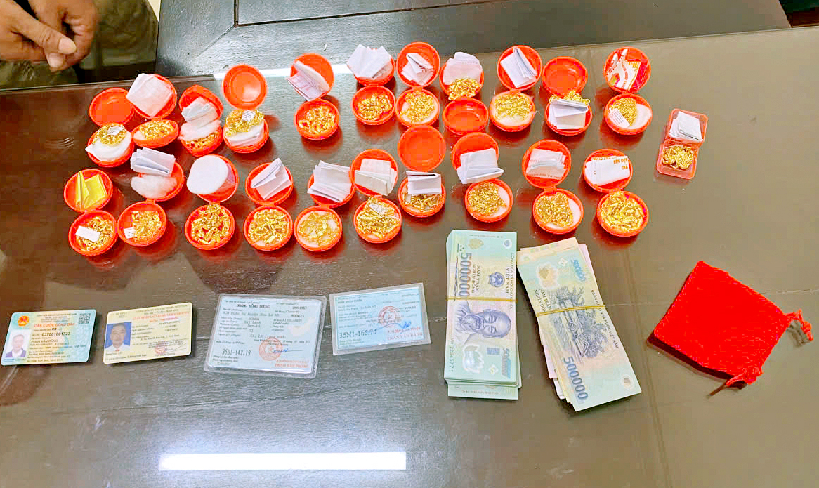 Thu giữ 65 cây vàng trị giá gần 9 tỷ đồng- Ảnh 4. Thu giữ 65 cây vàng trị giá gần 9 tỷ đồng- Ảnh 4.